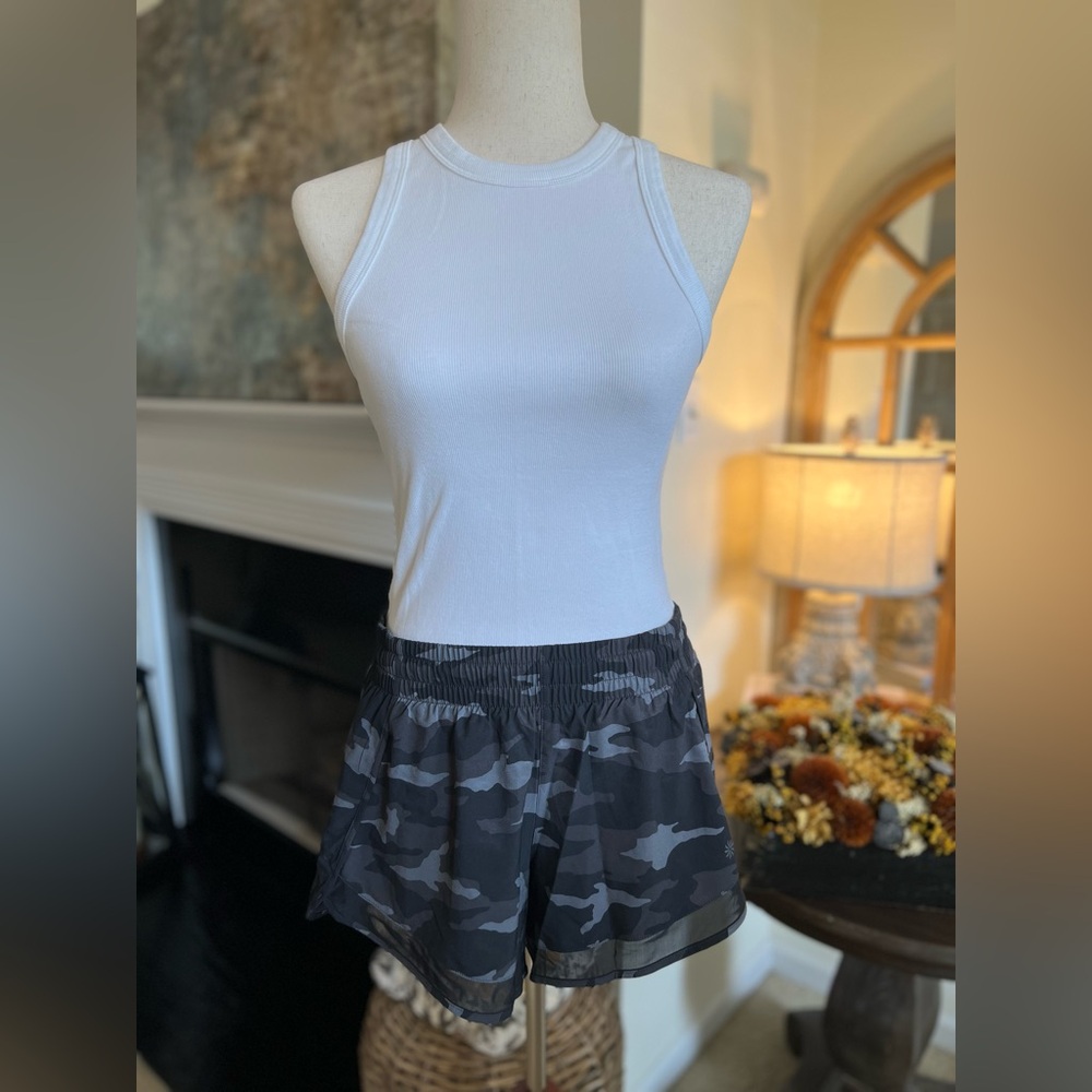 EUC ATHLETA MESH RACER RUN MID RISE 4 SHORT size small - Picture 4 of 9